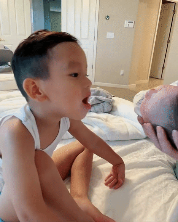 Hình ảnh đầu tiên của Phạm Hương cùng em bé thứ hai, mẹ bỉm sữa khoe mặt mộc lúc cho con bú-2