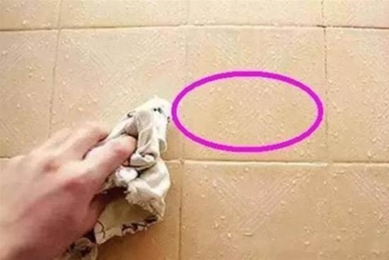 Đường mạch gạch bị bẩn, tối màu và khó lau chùi? Mách bạn cách tẩy sạch chỉ bằng một mẹo không hề tốn tiền