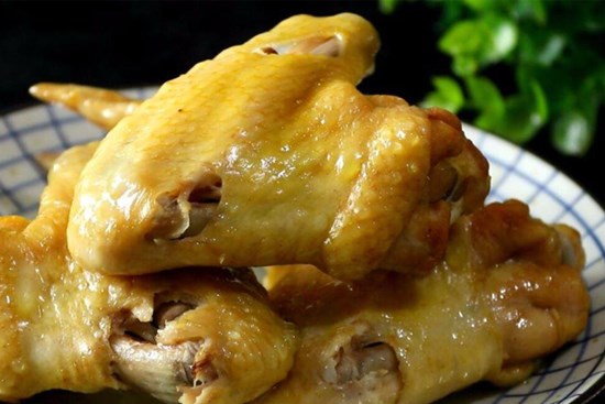 Cánh gà và chân gà nướng theo cách này, có thể làm bằng nồi cơm điện, thịt mềm thơm ngon hơn nhà hàng