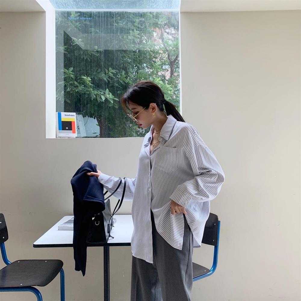 4 kiểu áo chị em nhất định nên mua dáng oversized để trông trẻ trung, sang xịn mịn hơn-4