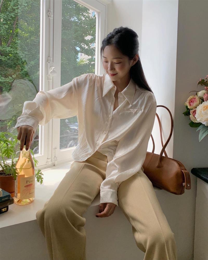 4 kiểu áo chị em nhất định nên mua dáng oversized để trông trẻ trung, sang xịn mịn hơn-5