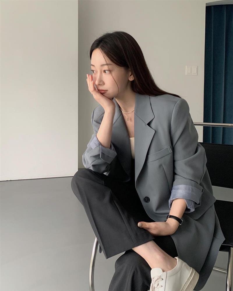 4 kiểu áo chị em nhất định nên mua dáng oversized để trông trẻ trung, sang xịn mịn hơn-6