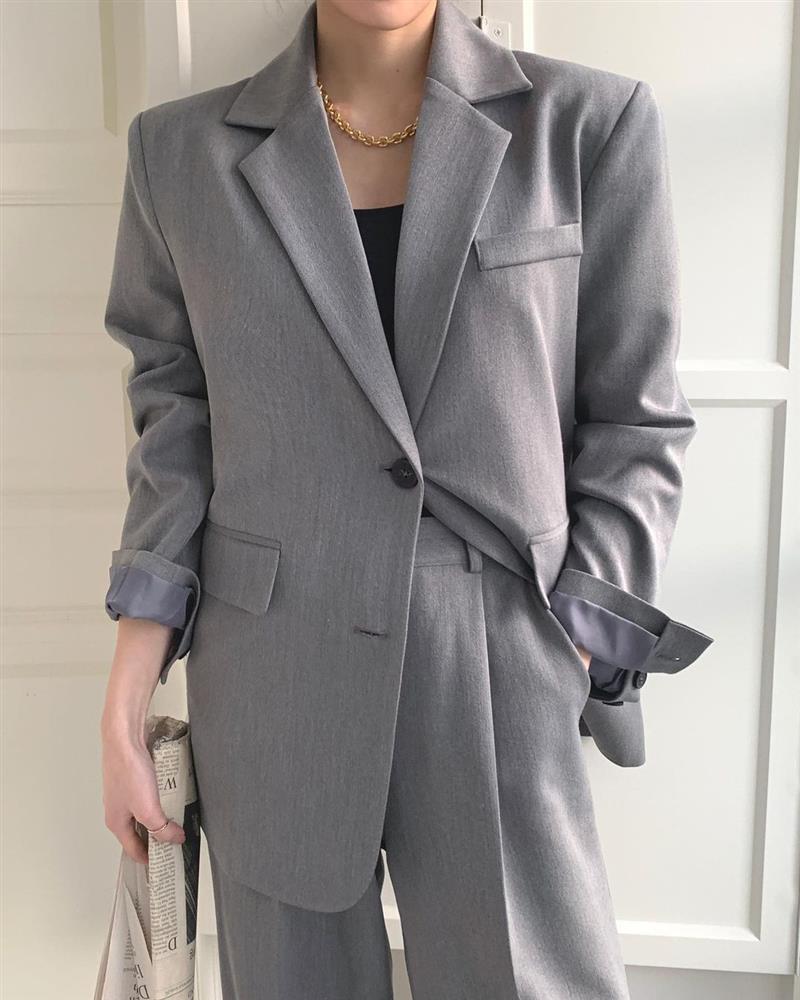 4 kiểu áo chị em nhất định nên mua dáng oversized để trông trẻ trung, sang xịn mịn hơn-7