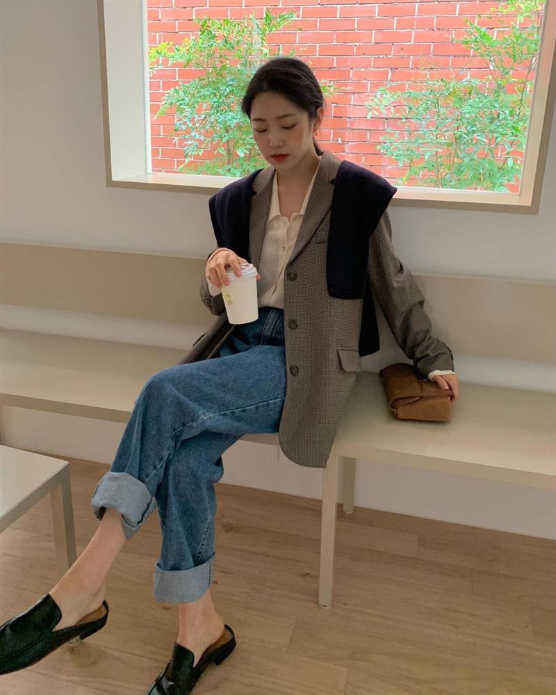 4 kiểu áo chị em nhất định nên mua dáng oversized để trông trẻ trung, sang xịn mịn hơn-8