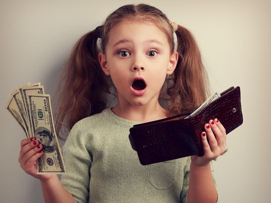 Con trai hỏi gia đình chúng ta có giàu không?”, người mẹ chỉ dùng một mẩu giấy vệ sinh để trả lời nhưng vô cùng thấu đáo-1