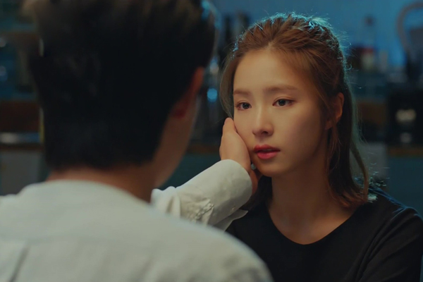 Nửa đêm vợ bỗng biến mất, tôi đi tìm thì giật mình khi thấy mái tóc giả treo trên tay nắm phòng tắm-1