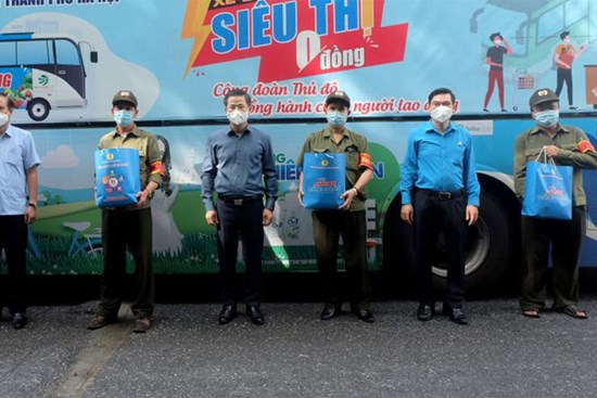 Hà Nội: Hàng nghìn “Túi An sinh Công đoàn” được trao cho người lao động bị ảnh hưởng bởi dịch Covid-19