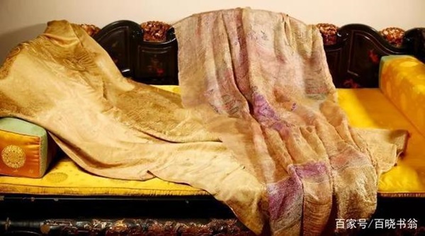 Dùng 300 triệu mua áo cà-sa cũ nát, người đàn ông choáng váng trước bí mật ẩn giấu bên trong và duyên số hiếm có với hoàng tộc-2