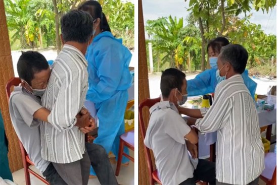 Ông chú đi tiêm vắc-xin trong