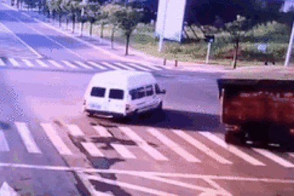 Xe tải cỡ lớn đâm thẳng trạm thu phí, nhân viên may mắn chạy kịp-1