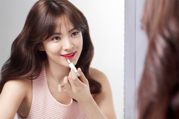 Chồng mua son tiền triệu tặng nhân viên mới để mong được giúp đỡ-1