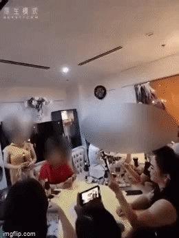 Xôn xao clip bà Phương Hằng ngồi cùng bàn với một nhóm đang chơi bài trong bữa tiệc tại gia sang chảnh-1