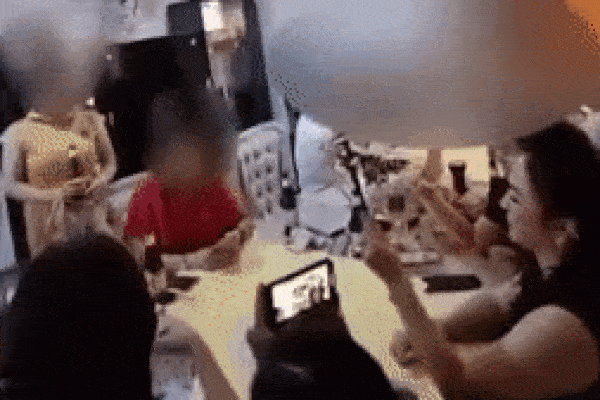 Xôn xao clip bà Phương Hằng ngồi cùng bàn với một nhóm đang chơi bài trong bữa tiệc tại gia sang chảnh