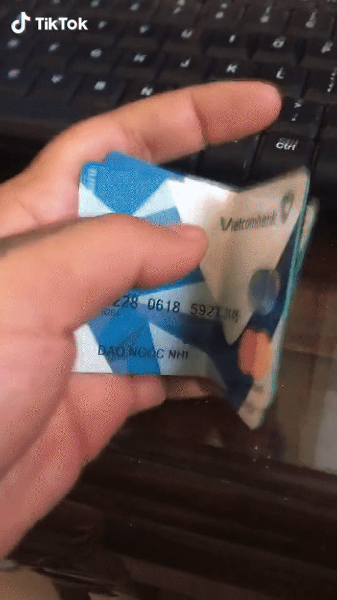 Hành động gây tranh cãi: Thanh niên quay clip bẻ thẻ ATM để tẩy chay Vietcombank, sau lùm xùm sao kê của Trấn Thành-3