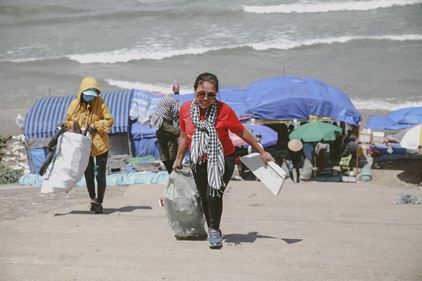 Giang Kim Cúc đã làm gì mà lúc được ca ngợi là nữ chiến binh, khi lại bị nghi trục lời từ thiện?-1