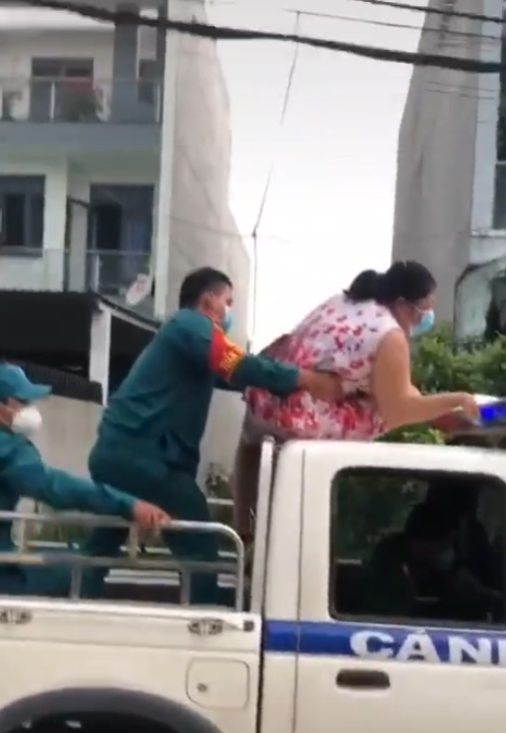 Không đeo khẩu trang, người phụ nữ còn trèo lên nóc xe cảnh sát ngồi, múa may làm loạn nơi công cộng-3