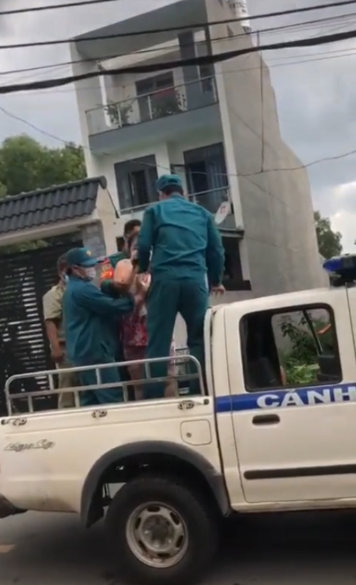 Không đeo khẩu trang, người phụ nữ còn trèo lên nóc xe cảnh sát ngồi, múa may làm loạn nơi công cộng-4