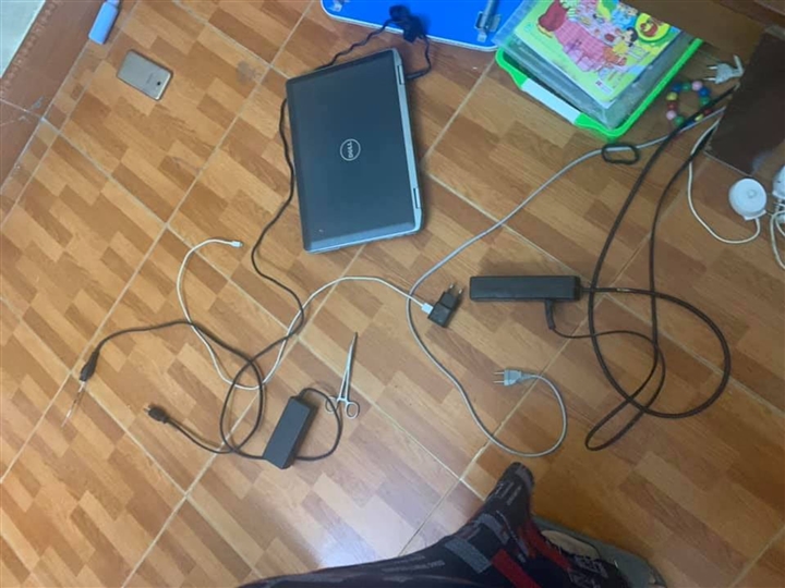 Học online tại nhà, bé trai Hà Nội 10 tuổi bị điện giật tử vong thương tâm, nghi do cầm kéo chọc vào ổ điện-1