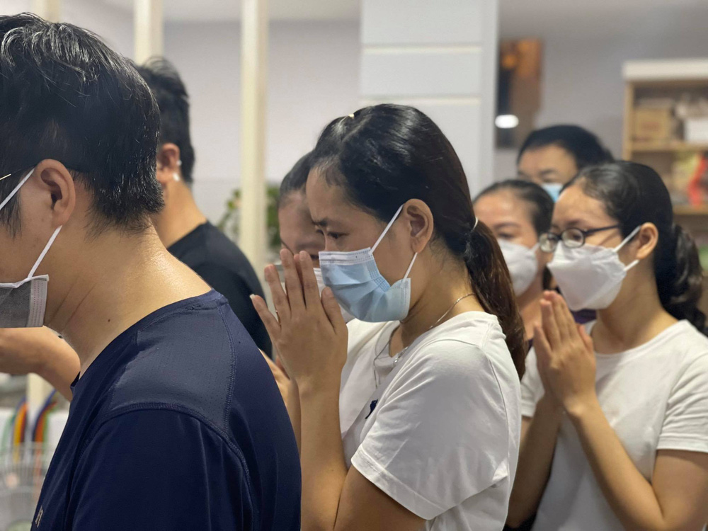 Bé gái 2 tháng tuổi bệnh nặng được trả về, y bác sĩ tận tình đưa tiễn em đoàn tụ lần cuối với cha mẹ-3