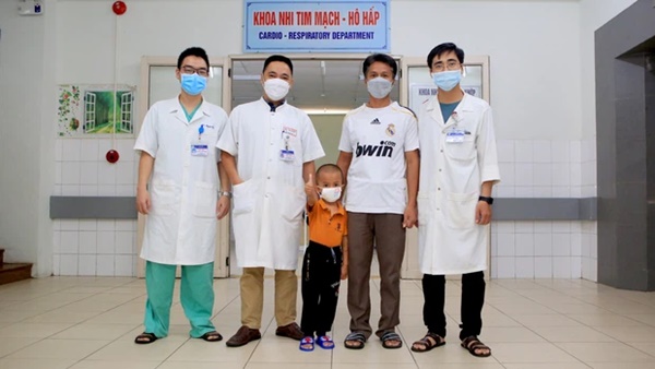 1 trẻ tử vong, 1 bé trai 5 tuổi khác nguy kịch vì bị ong vò vẽ đốt-2