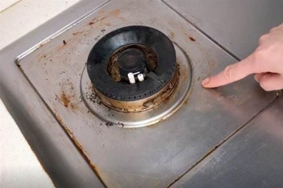 Dù bếp ga có bẩn hay dính dầu mỡ đến đâu, tôi cũng sẽ dạy bạn một mẹo nhỏ, không có một giọt nước, và hiệu quả vẫn như chiếc bếp mới mua