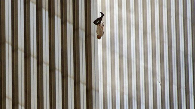 Người đàn ông rơi: Tấm hình ám ảnh cực độ về thảm kịch ngày 11/9 và câu chuyện do nhiếp ảnh gia máu lạnh kể lại-1
