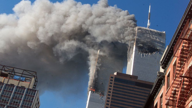 Người đàn ông rơi: Tấm hình ám ảnh cực độ về thảm kịch ngày 11/9 và câu chuyện do nhiếp ảnh gia máu lạnh kể lại-2