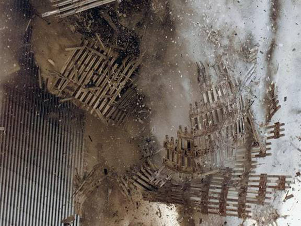 Người đàn ông rơi: Tấm hình ám ảnh cực độ về thảm kịch ngày 11/9 và câu chuyện do nhiếp ảnh gia máu lạnh kể lại-3