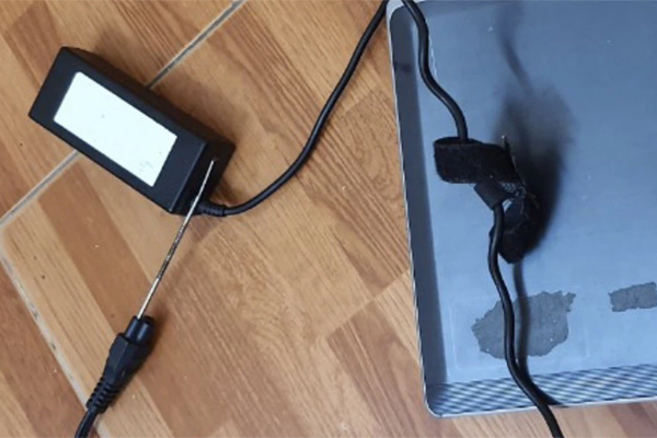 Cố cứu chồng bị điện giật, người phụ nữ thành nạn nhân, camera bóc khoảnh khắc đáng sợ-1