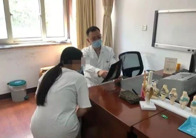 Mẹ ép con gái nhảy dây 3000 cái mỗi ngày, mắng mỏ khi con than đau chân, nghe chẩn đoán của bác sĩ mà xót xa hối hận-1