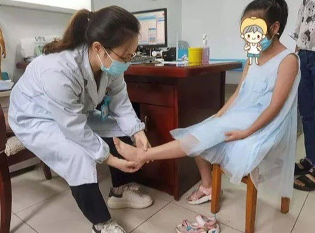 Mẹ ép con gái nhảy dây 3000 cái mỗi ngày, mắng mỏ khi con than đau chân, nghe chẩn đoán của bác sĩ mà xót xa hối hận-3