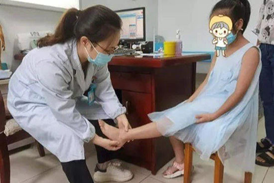 Mẹ ép con gái nhảy dây 3000 cái mỗi ngày, mắng mỏ khi con than đau chân, nghe chẩn đoán của bác sĩ mà xót xa hối hận
