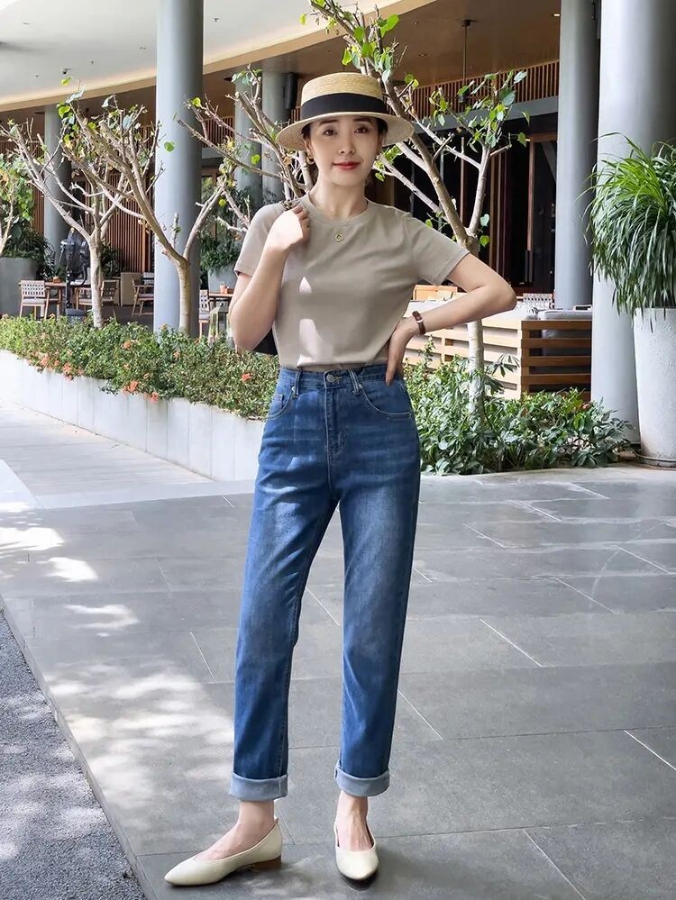 Chị em ngoài 30 phải ghim ngay 3 combo này khi mặc áo phông để không bị chê cưa sừng làm nghé-1