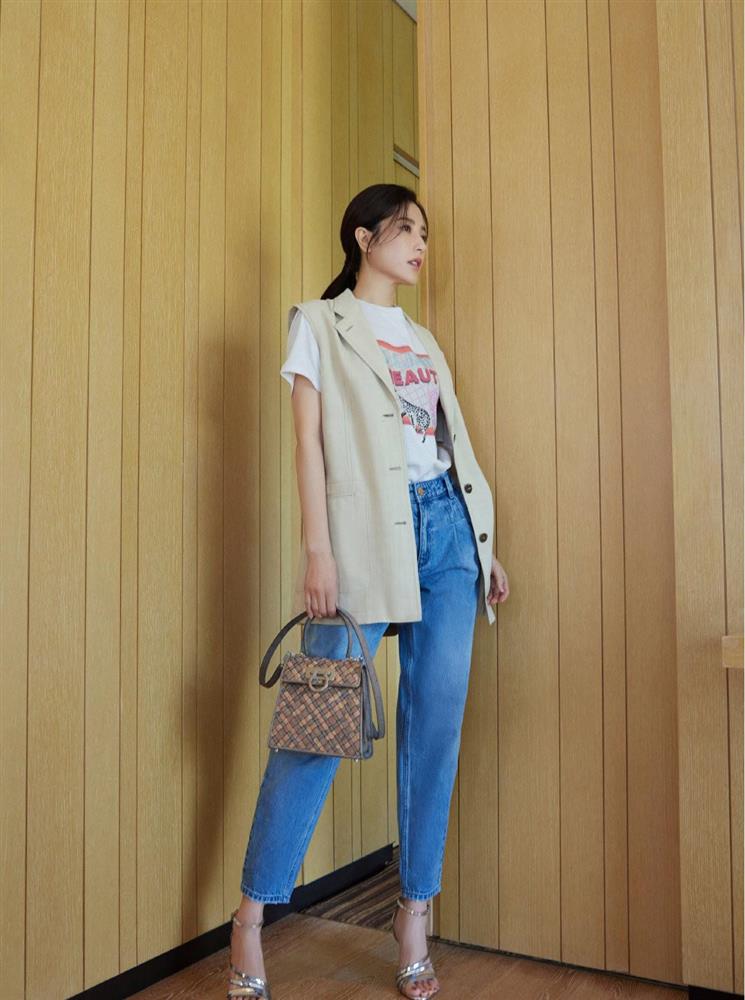 Chị em ngoài 30 phải ghim ngay 3 combo này khi mặc áo phông để không bị chê cưa sừng làm nghé-4