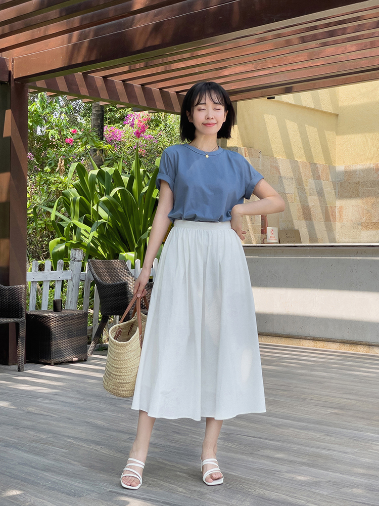 Chị em ngoài 30 phải ghim ngay 3 combo này khi mặc áo phông để không bị chê cưa sừng làm nghé-8