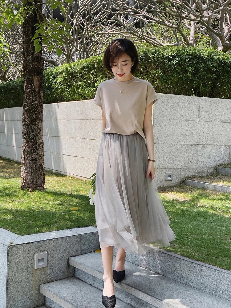 Chị em ngoài 30 phải ghim ngay 3 combo này khi mặc áo phông để không bị chê cưa sừng làm nghé-9