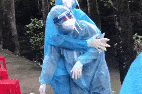 Bi hài: Lấy mẫu ca nào dương tính ca đó, nhân viên y tế bị cả đồng nghiệp lẫn netizen đòi “quẳng xuống mương”