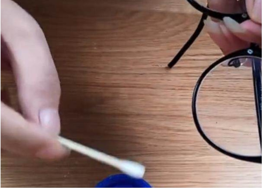 Kính đầy vết xước sau một thời gian sử dụng, đừng vội thay mà làm ngay điều này kính trông như mới-2