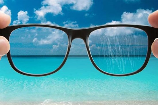 Kính đầy vết xước sau một thời gian sử dụng, đừng vội thay mà làm ngay điều này kính trông như mới