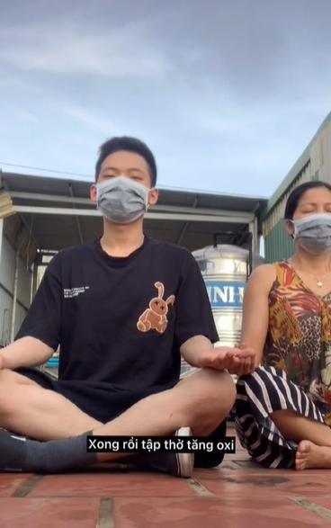 Chàng trai tự sáng tác bài hát kể về quá trình khỏi Covid-19 tại nhà của cả gia đình, cộng đồng mạng hết lời khen thật sự hay và tài-1