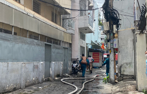 TP.HCM: Nhà 3 tầng cháy dữ dội, 40 người được giải cứu an toàn-3