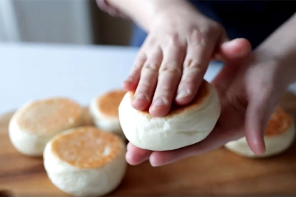 Cách làm bánh mì chuột vỏ mỏng giòn bằng nồi chiên không dầu, ăn đến đâu mê mẩn đến đấy!-10