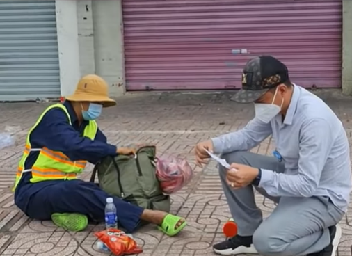 Quỳ gối giữa đường xin quá giang về quê, thanh niên bật khóc khi được người lạ giúp đỡ-2