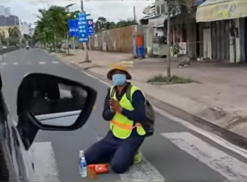 Quỳ gối giữa đường xin quá giang về quê, thanh niên bật khóc khi được người lạ giúp đỡ-1