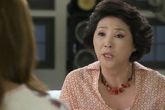 Mẹ chồng đưa 300 triệu kèm lời đề nghị khiến tôi rơi nước mắt