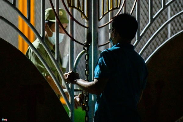 Nhiều người đến điểm tiêm vaccine trong đêm dù không có thư mời-2