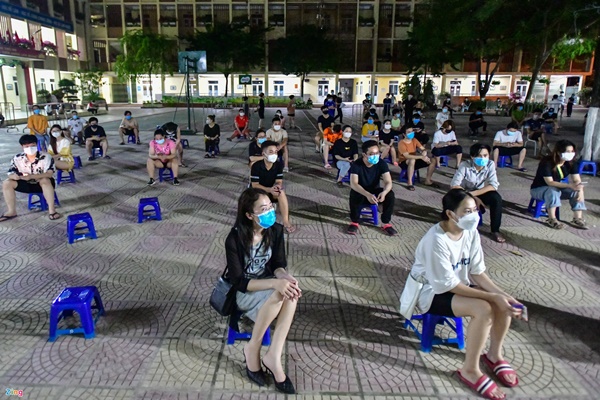 Nhiều người đến điểm tiêm vaccine trong đêm dù không có thư mời-1