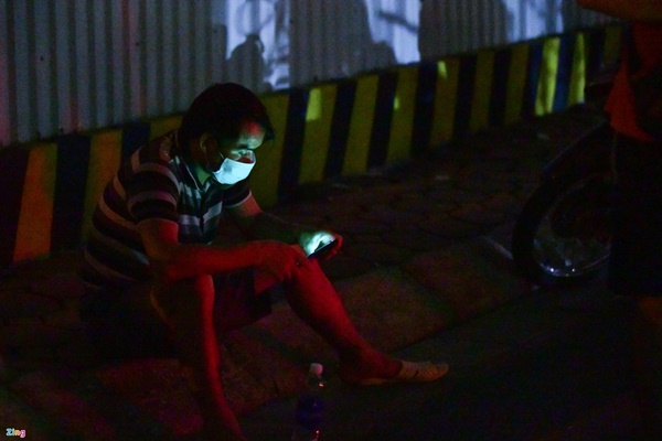 Nhiều người đến điểm tiêm vaccine trong đêm dù không có thư mời-4