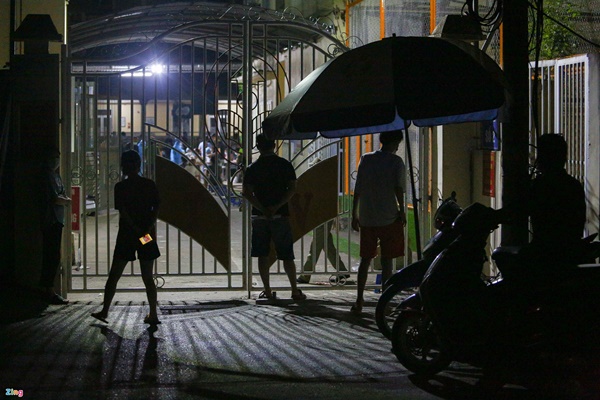 Nhiều người đến điểm tiêm vaccine trong đêm dù không có thư mời-3