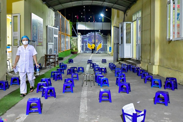 Nhiều người đến điểm tiêm vaccine trong đêm dù không có thư mời-11